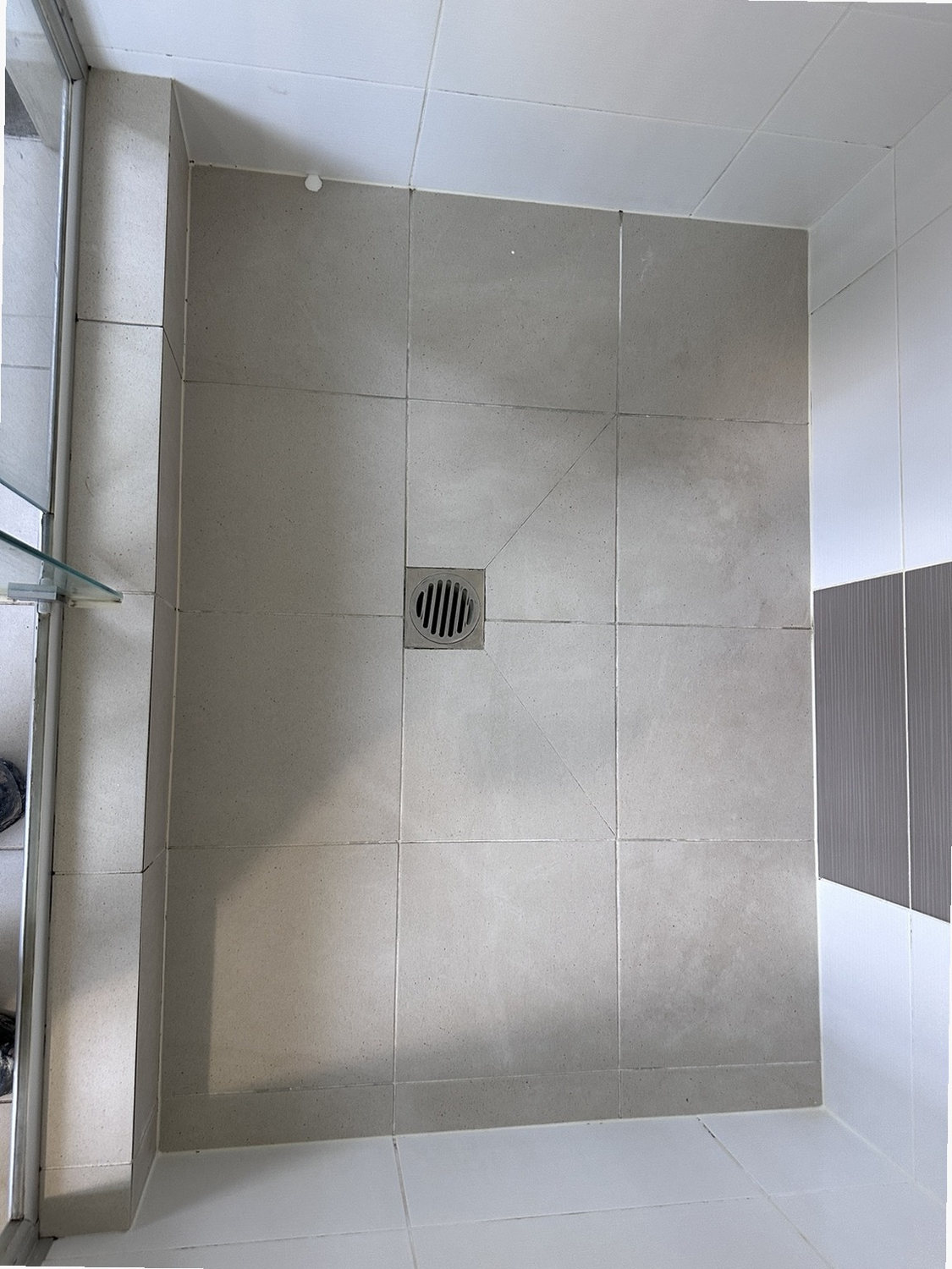 Before view of neutral porcelain shower